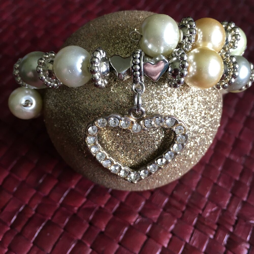 Elegant Pearl Charm Bracelet with Rhinestone Heart Pendant